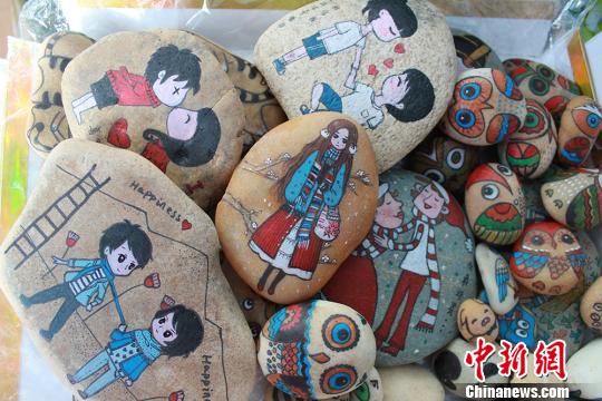 圖為繪制好的石頭畫,?！顤|東 攝