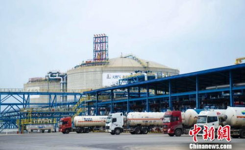 資料圖：圖為滿載液化天然氣(LNG)的槽罐車從工廠駛出?！〉岳顝?攝