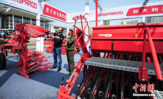 資料圖：意大利展商向參會客商介紹農(nóng)用裝備。,。<a target='_blank' href='http://www.chinanews.com/'>中新社</a>記者 張勇 攝