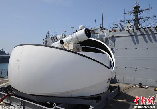 資料圖：2012年7月30日,，美國“杜威號”導彈驅逐艦上臨時安裝的激光武器系統。