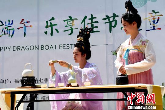二名漢服少女表演端午民俗“午時茶”泡制過程?！∮浾邉⒖筛?攝