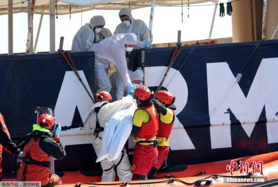 據(jù)英國廣播公司(BBC)報道，一家西班牙救助機構(gòu)證實,，有兩艘船在地中海利比亞附近海域沉沒,，船上的200多名難民預(yù)計已經(jīng)遇難。圖為3月23日,，遇難者遺體被打撈,。