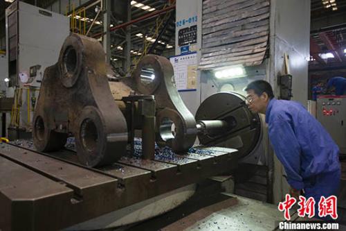 資料圖：圖為山西太重工人正在生產(chǎn)機械配件,。<a target='_blank' href='http://www.chinanews.com/'>中新社</a>記者 張云 攝