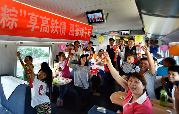 北京鐵路局天津客運(yùn)段值乘的廈門北至北京南G324次列車乘務(wù)員與旅客互動(dòng)合影留念。