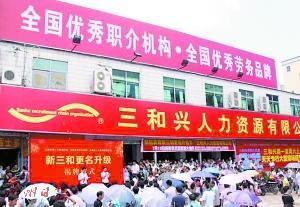“睡醒”的網(wǎng)吧青年：學(xué)一技之長為姐姐分憂