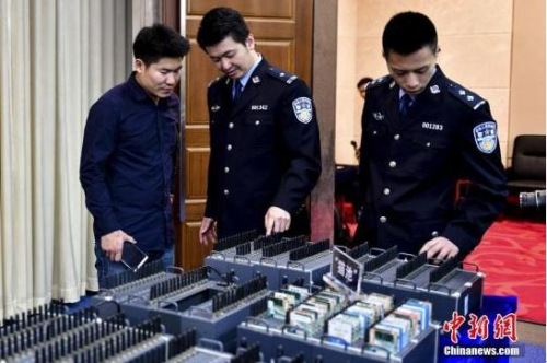 資料圖：2016年12月25日，在廣東全省21市警方聯(lián)手開(kāi)展的“安網(wǎng)7號(hào)”打擊收網(wǎng)行動(dòng)中,，偵破案件120余宗,，450余名犯罪嫌疑人因盜竊公民個(gè)人信息被抓獲，繳獲公民個(gè)人信息2.3億條,。圖為犯罪嫌疑人使用的作案工具,。<a target='_blank' href='http://www.chinanews.com/'>中新社</a>記者 陳驥旻 攝