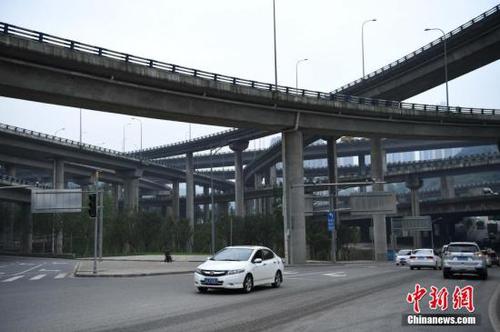 5月31日,，不少車輛穿梭在已經(jīng)完工的重慶黃桷灣立交橋上,。據(jù)悉，黃桷灣立交橋有五層結(jié)構(gòu),、15條匝道向8個(gè)方向延伸而去,，被譽(yù)為“重慶主城最復(fù)雜立交”。陳超 攝