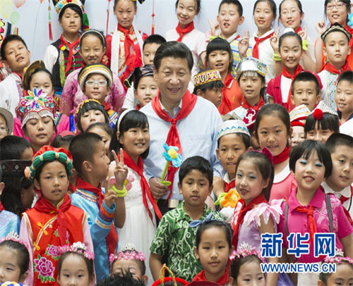 2013年5月29日,，習(xí)近平在北京市少年宮參加“快樂童年 放飛希望”主題隊日活動。新華社記者李學(xué)仁攝