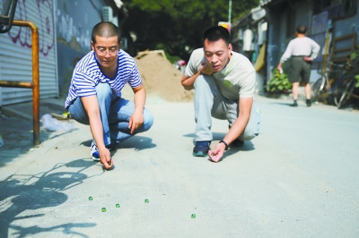 彈球，和發(fā)小重溫兒時(shí)游戲,。