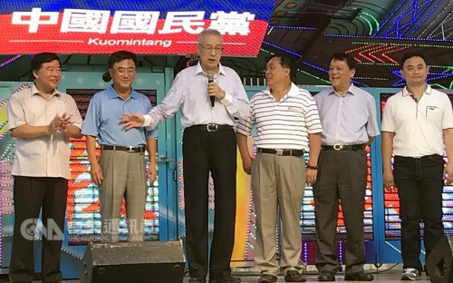 中國國民黨主席當選人吳敦義(左3)1日到嘉義縣黨部謝票時表示，2018選舉,，一定要很認真布局才能穩(wěn)住,，最終目標是在2020年再贏回當局執(zhí)政權,。中央社記者黃國芳攝