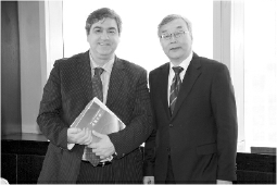     2016年5月,，全國工商聯(lián)副主席、上海市工商聯(lián)主席王志雄（右一）向葡萄牙外交部副部長,、國務(wù)秘書喬治·科斯塔·奧利維拉贈送由該會在自貿(mào)試驗(yàn)區(qū)制度創(chuàng)新第三方評估中編制的上海自貿(mào)區(qū)政策匯編,。該匯編已成為受到國外和外省市政府、企業(yè)歡迎的“工具書”,。