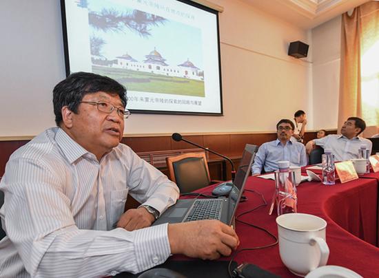 　　項(xiàng)目組專家,、遼寧師范大學(xué)田廣林教授做“蒙元帝陵資料整理與研究”學(xué)術(shù)報(bào)告。新華社記者李賀攝