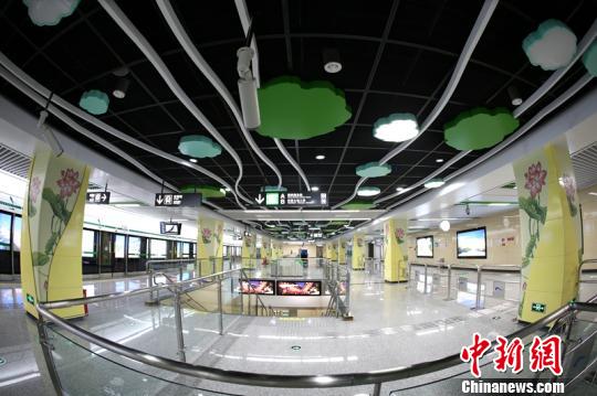 成都地鐵4號線二期工程在裝修細(xì)節(jié)更加注重功能性,、人性化,。　田毅 攝
