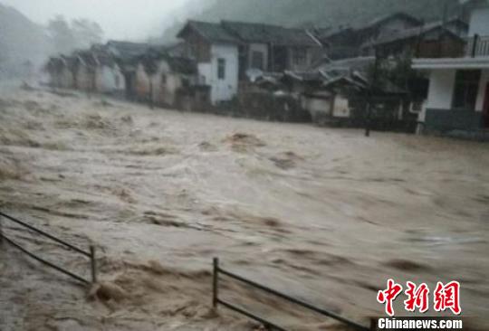 萬安鎮(zhèn)部分村,，水位上漲迅速,，造成了不同程度的災情?！」莱?　攝