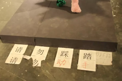 畢業(yè)展作品被盜皮皮蝦也遭殃 學生貼26個勿觸碰