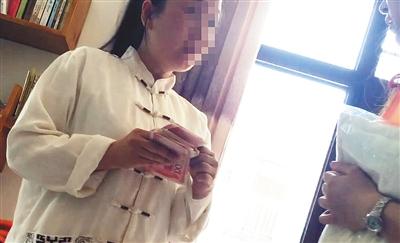 工作人員剛收到一名學員的錢，“3天精品班”為2380元/人,。