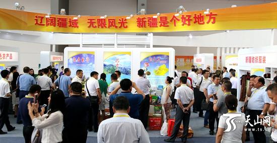 2017絲綢之路國際博覽會暨第21屆中國東西部合作與投資貿(mào)易洽談會一開幕，新疆展臺就吸引了來自全國各地的代表參觀,。