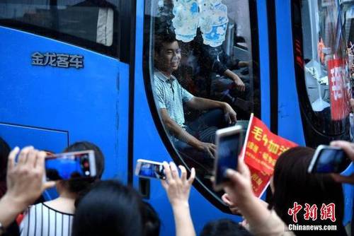 圖為6月5日，家長歡送考生現(xiàn)場,。