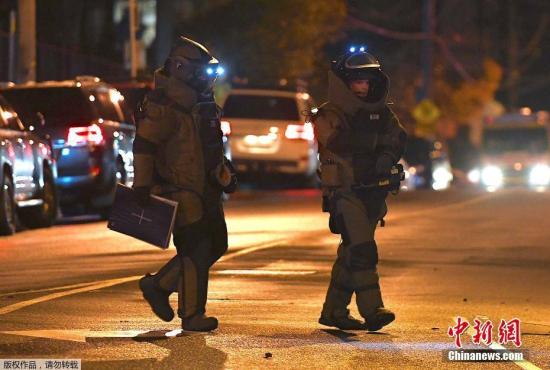 下午6時左右,，劫持者露面與警方交火，劫持者被擊斃,，被劫持的年輕女性安全獲救,。3名警察在交火中受傷，其中2人被送往醫(yī)院,。圖為澳大利亞警方拆彈小組成員在事發(fā)地點附近,。