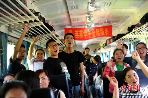 資料圖：2017年6月5日,，乘坐“高考專列”的學(xué)生在車廂內(nèi)集體加油助威。<a target='_blank' href='http://www.chinanews.com/'>中新社</a>記者 王舒 攝