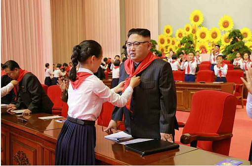 少年團(tuán)員給金正恩系紅領(lǐng)巾,。