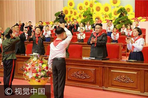 少年團(tuán)員向金正恩敬禮,。