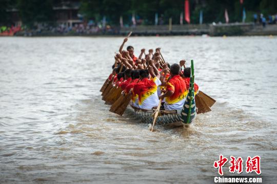 2017多彩貴州,？凱里國(guó)際龍舟邀請(qǐng)賽現(xiàn)場(chǎng) 楊春嵐 攝