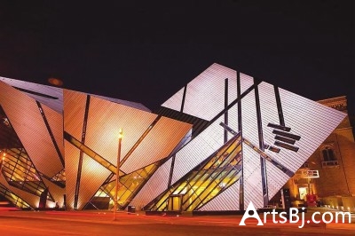 加拿大皇家安大略博物館在一些大展策展初期,，會通過專項市場調(diào)查,，征集公眾意見。圖為加拿大皇家安大略博物館夜景（本報資料圖片）