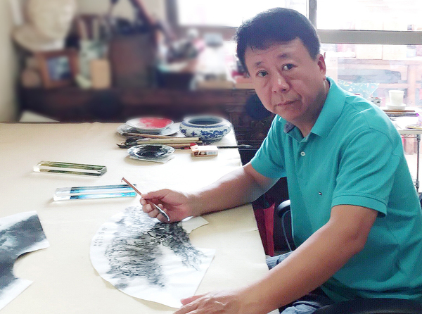 3,、盛鳴在創(chuàng)作扇面作品