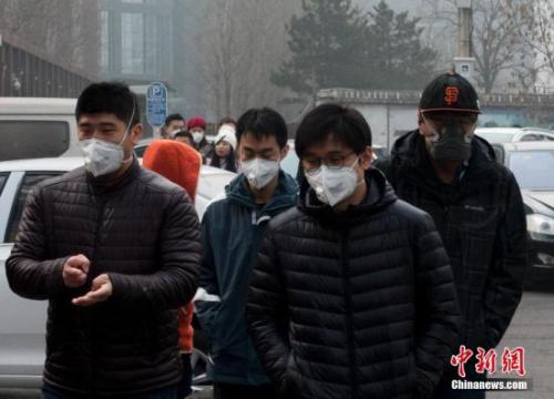 資料圖：北京街頭,，民眾出行時佩戴口罩應(yīng)對霧霾,。<a target='_blank' href='http://www.chinanews.com/'>中新社</a>記者 侯宇 攝