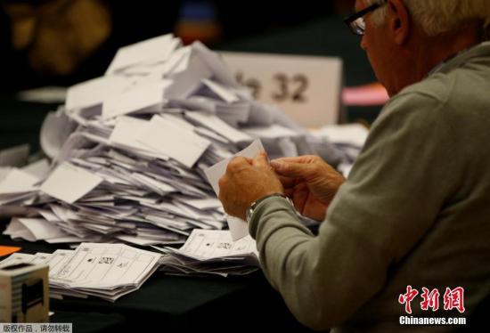 在這場(chǎng)大選的競(jìng)選過(guò)程中,，保守黨主打“脫歐牌”，強(qiáng)調(diào)只有保守黨才能帶領(lǐng)英國(guó)順利脫離歐盟,。而工黨則提出一系列“劫富濟(jì)貧”的主張,，包括向富人增加征稅,、免除大學(xué)學(xué)費(fèi),、能源和鐵路國(guó)有化等,。圖為肯德?tīng)柾镀闭緝?nèi)，工作人員正在忙碌,。