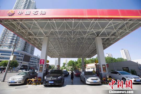 山西太原，車輛正在加油站加油,?！堅?攝