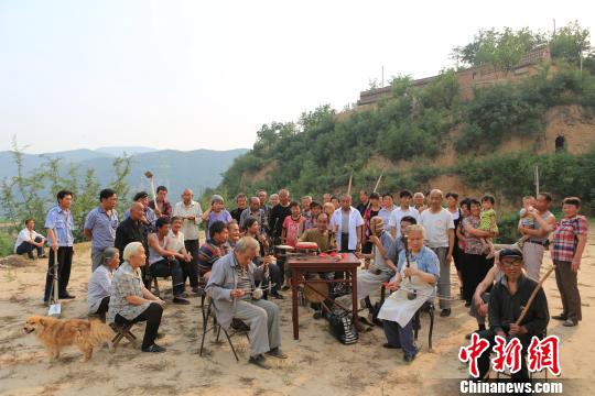 煤省山西的資源型大縣長治襄垣正極力拓展文化產(chǎn)業(yè),，令非遺傳承人有飯吃,。圖為襄垣鼓書?！堄?攝