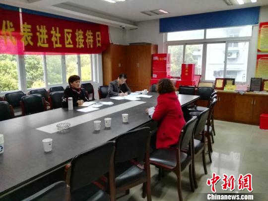杭州市江干區(qū)閘弄口街道紀(jì)工委對(duì)候選人進(jìn)行談心談話?！『贾菔屑o(jì)委供圖 攝