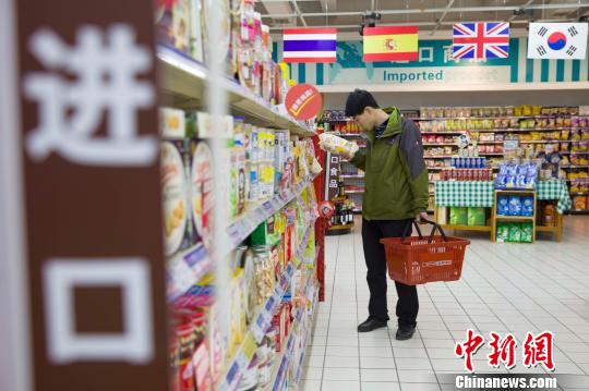 山西太原，民眾在挑選進口食品,。張云 攝