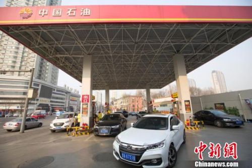 資料圖：山西太原,，加完油的車輛駛出加油站。 張云 攝