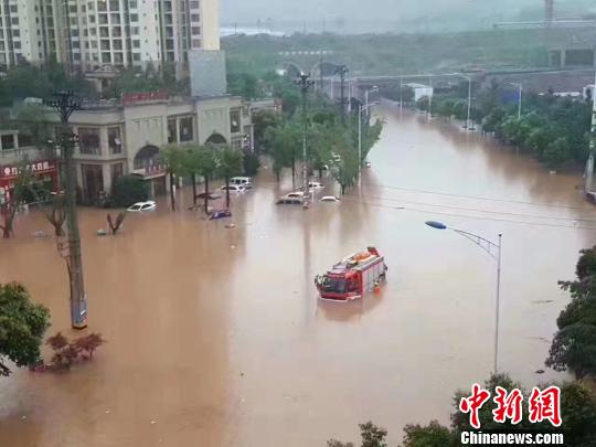圖為一輛救援車被困水中,?！＄娦?攝