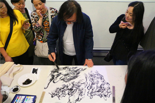 唐輝院長(zhǎng)現(xiàn)場(chǎng)作畫,。（法國(guó)《歐洲時(shí)報(bào)》/小曾 攝）