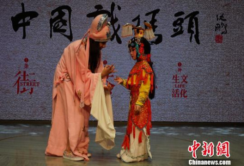 一位外國(guó)留學(xué)生在向“小師傅”討教手勢(shì)如何做,。　孫權(quán) 攝