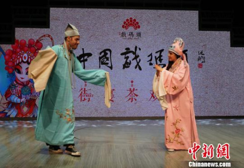 兩位外籍人士穿上戲服現(xiàn)場(chǎng)演繹了一段,?！O權(quán) 攝