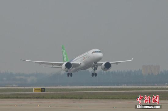 5月5日下午2時(shí)許,，首架國產(chǎn)大飛機(jī)C919在上海浦東機(jī)場4號(hào)跑道成功起飛,。根據(jù)計(jì)劃C919首飛時(shí)間在90分鐘左右,，試飛員將首次評(píng)述飛機(jī)的操穩(wěn)特性,、起飛著陸性能,、動(dòng)力裝置和駕駛設(shè)備等工作情況。王脊梁 攝