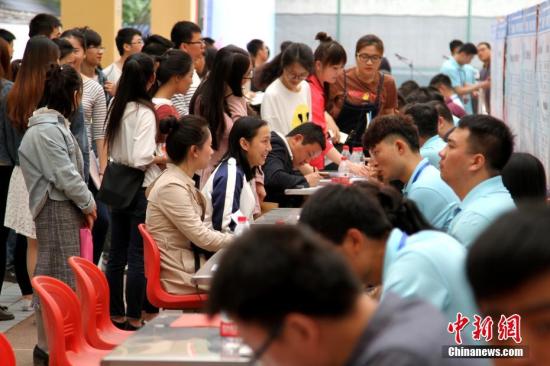 資料圖:畢業(yè)生在參加招聘會(huì),。田進(jìn) 攝 資料圖:畢業(yè)生在參加招聘會(huì),。田進(jìn) 攝