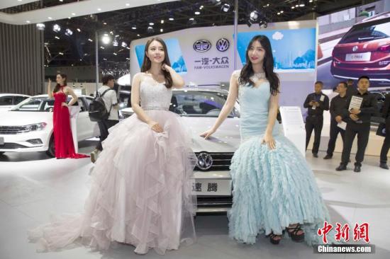 資料圖：太原國際車展開幕,，靚麗車模吸睛,。<a target='_blank' href='http://www.chinanews.com/'>中新社</a>記者 張?jiān)?攝