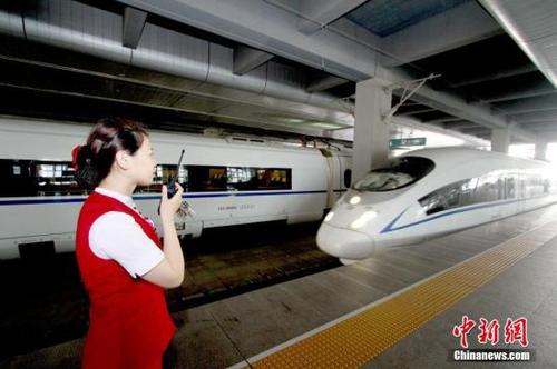 資料圖：6月1日,，天津站，高鐵工作人員迎接入站的京津城際列車(chē),。<a target='_blank' href='http://www.chinanews.com/'>中新社</a>記者 張道正 攝