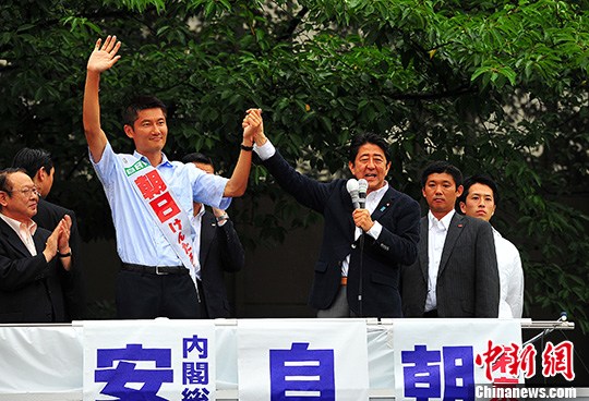 圖為日本首相安倍晉三當天在東京的中野車站為自民黨的候選人站臺拉票,。 <a target='_blank' href='http://www.chinanews.com/'>中新社</a>記者 王健 攝
