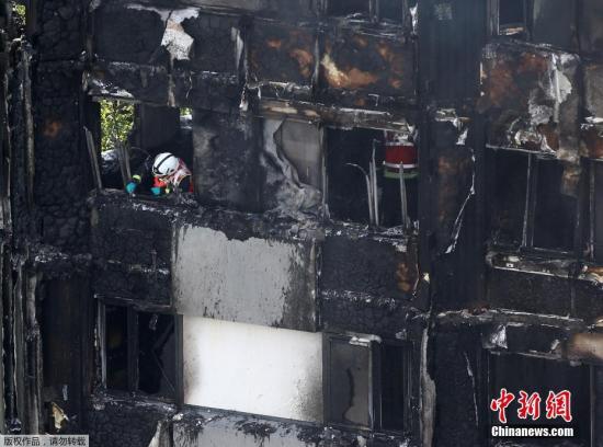 據(jù)外媒報(bào)道，繼倫敦救護(hù)車服務(wù)部門之后,，英國國民保健服務(wù)系統(tǒng)(NHS)進(jìn)一步更新消息稱,，目前，倫敦多家醫(yī)院共收治了74名西區(qū)高層公寓樓火災(zāi)傷者,，其中20人接受重癥監(jiān)護(hù),。圖為消防員在火災(zāi)現(xiàn)場(chǎng)調(diào)查。
