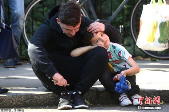 英國倫敦警方證實(shí),，該市6月14日發(fā)生的高層公寓樓火災(zāi)已經(jīng)造成6人死亡,，預(yù)計(jì)死亡人數(shù)將進(jìn)一步上升。圖為撤離火場(chǎng)的一位小男孩神情落寞,。