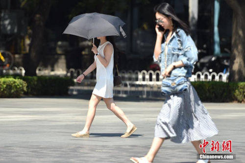 自入夏后,，北京氣溫節(jié)節(jié)走高，官方曾多次發(fā)布高溫預(yù)警,。6月14日開始，北京再度開啟炎夏節(jié)奏,。6月15日06時(shí)中央氣象臺(tái)繼續(xù)發(fā)布高溫黃色預(yù)警,，當(dāng)日最高氣溫可達(dá)38℃左右。圖為北京三里屯街頭美女清涼出行,。 <a target='_blank' href='http://www.chinanews.com/' >中新網(wǎng)</a>記者 金碩 攝
