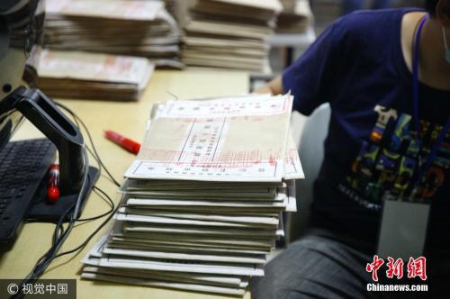 圖為海南師范大學高考評卷場,。石磊 攝 圖片來源：視覺中國