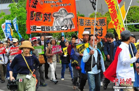 當(dāng)?shù)貢r(shí)間5月3日,，數(shù)萬日本民眾在東京舉行集會(huì)和游行,，為整整經(jīng)歷了70個(gè)年頭的日本戰(zhàn)后憲法“點(diǎn)贊”，呼吁維護(hù)和平憲法,，反對(duì)執(zhí)政當(dāng)局的修憲企圖,。 <a target='_blank' href='http://www.chinanews.com/'>中新社</a>記者 王健 攝